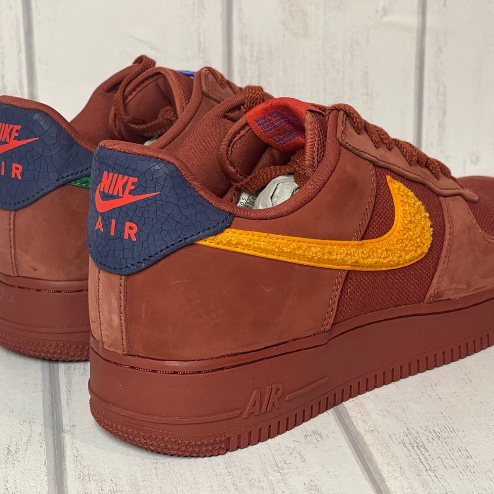 NIKE Men's  Air Force 1 Low Somos Familia Redstone size 10.5 US - Picture 4 of 12